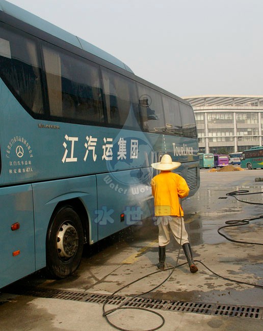 Cleaning of large transport vehicles