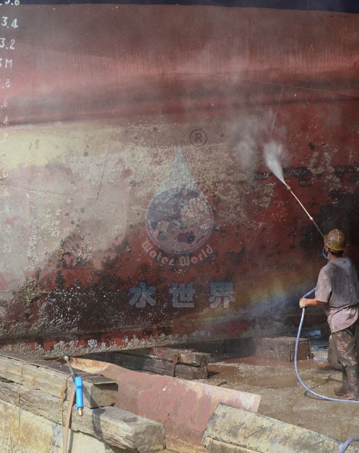 Cleaning of cargo ships and fishing vessels